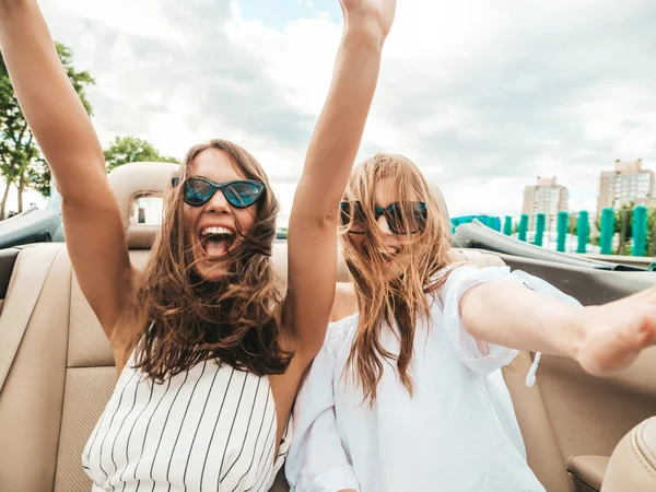 Porträtt Två Unga Vackra Och Leende Hipster Hona Cabriolet Bil — Stockfoto