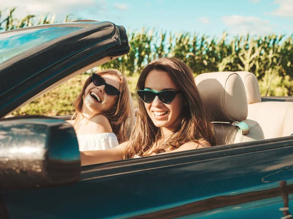 Retrato Dos Jóvenes Hermosas Sonrientes Hembras Hipster Coche Descapotable Sexy —  Fotos de Stock