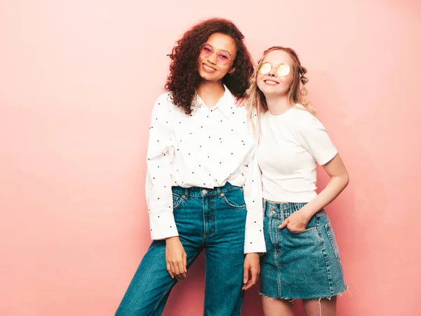 Dvě Mladé Krásné Usměvavé Mezinárodní Hipsterky Módních Letních Šatech Sexy — Stock fotografie