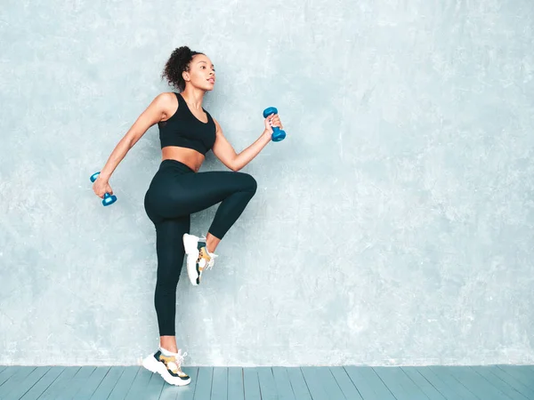 Fitness Uśmiechnięta Czarna Kobieta Odzieży Sportowej Afro Loki Fryzury She — Zdjęcie stockowe