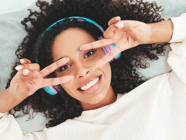 Όμορφη Μαύρη Γυναίκα Αφρο Μπούκλες Χτένισμα Hairstyle Smiling Μοντέλο Πουλόβερ — Φωτογραφία Αρχείου