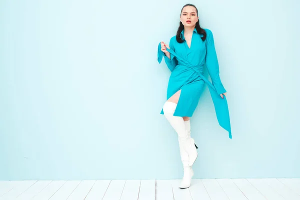 Retrato Alta Moda Joven Hermosa Mujer Morena Con Bonito Vestido — Foto de Stock