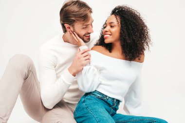 Gülümseyen güzel kadın ve yakışıklı erkek arkadaşı. Mutlu çok ırklı aile, gri arka planda hassas anlar yaşıyor. Çok ırklı modeller sarılıyor. Birbirimizi kucaklıyoruz. Aşk konsepti.