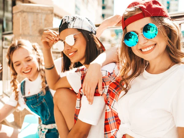 Retrato Três Jovens Bonito Sorriso Hipster Fêmea Roupas Verão Moda — Fotografia de Stock