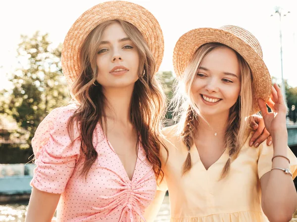 Deux Jeunes Belles Hipster Femme Souriante Robe Soleil Tendance Été — Photo