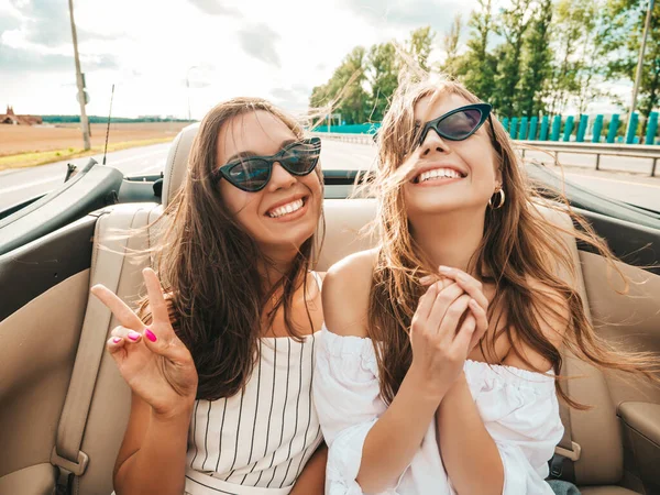 Retrato Dos Jóvenes Hermosas Sonrientes Hembras Hipster Coche Descapotable Sexy —  Fotos de Stock