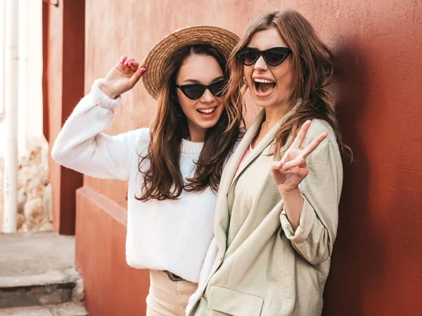 Dos Jóvenes Hermosas Hembras Hipster Sonrientes Suéter Abrigo Blanco Moda —  Fotos de Stock