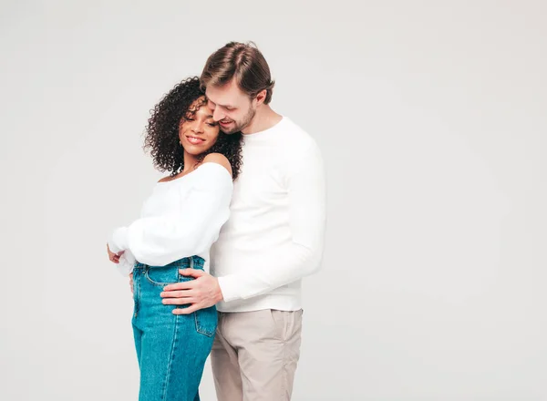 Sorrindo Mulher Bonita Seu Namorado Bonito Feliz Família Multirracial Alegre — Fotografia de Stock