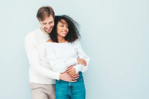 Sorrindo Mulher Bonita Seu Namorado Bonito Feliz Família Multirracial Alegre — Fotografia de Stock