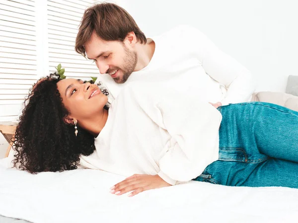 Sorrindo Mulher Bonita Seu Namorado Bonito Feliz Família Multirracial Alegre — Fotografia de Stock