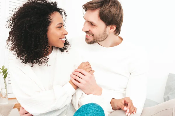 Una Bellissima Donna Sorridente Suo Bel Ragazzo Felice Allegra Famiglia — Foto Stock