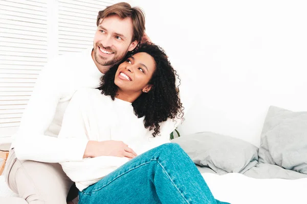 Sorrindo Mulher Bonita Seu Namorado Bonito Feliz Família Multirracial Alegre — Fotografia de Stock