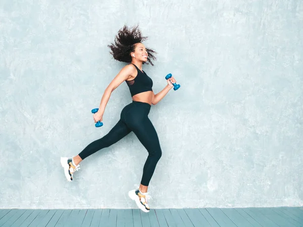 Spor Elbiseli Saçları Kıvırcık Spor Elbiseli Gülümseyen Bir Kadın Koşuyor — Stok fotoğraf