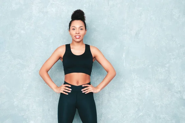 Fitness Sorrindo Mulher Negra Roupas Esportivas Com Cabelos Afro Cachos — Fotografia de Stock