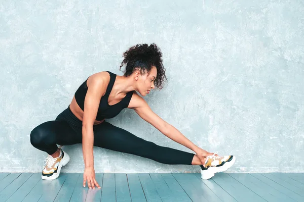 Portret Fitness Uśmiechnięta Czarna Kobieta Sportowej Odzieży Afro Loki Fryzury — Zdjęcie stockowe