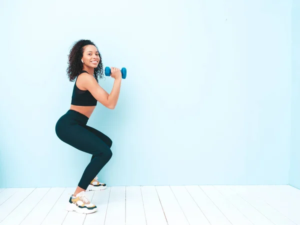 Fitness Lächelnde Schwarze Frau Sportkleidung Mit Afro Locken Frisur Sie — Stockfoto