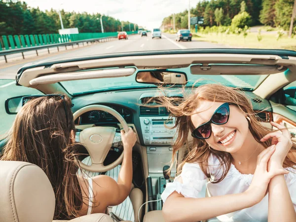 Retrato Dos Jóvenes Hermosas Sonrientes Hembras Hipster Coche Descapotable Sexy — Foto de Stock