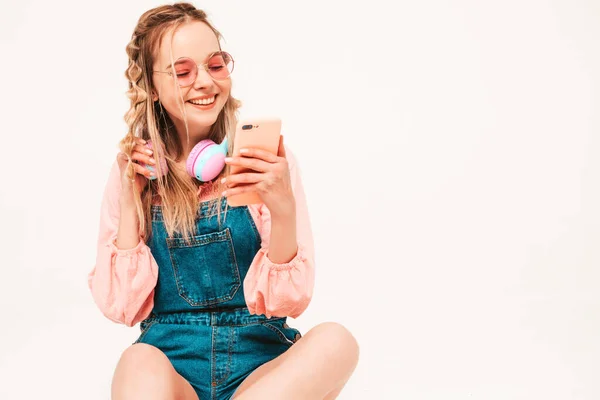 Junge Schöne Die Selfie Fotos Trendige Frau Lächelt Lässigen Sommer — Stockfoto