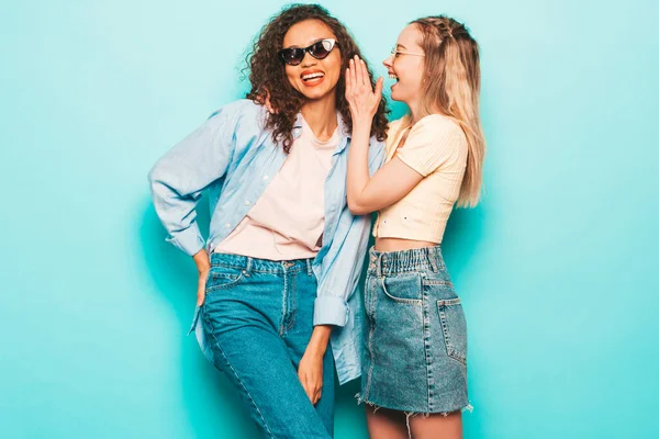 Dos Jóvenes Hermosas Sonrientes Hipsters Internacionales Con Ropa Verano Moda —  Fotos de Stock