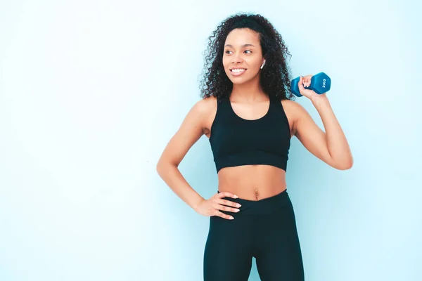 Fitness Sorrindo Mulher Negra Roupas Esportivas Com Cabelos Afro Cachos — Fotografia de Stock