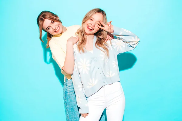 Две Молодые Красивые Блондинки Улыбающиеся Хипстерки Модной Летней Одежде Сексуальные — стоковое фото