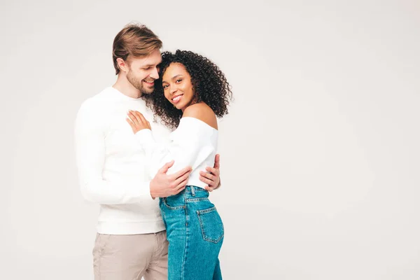 Sorrindo Mulher Bonita Seu Namorado Bonito Feliz Família Multirracial Alegre — Fotografia de Stock