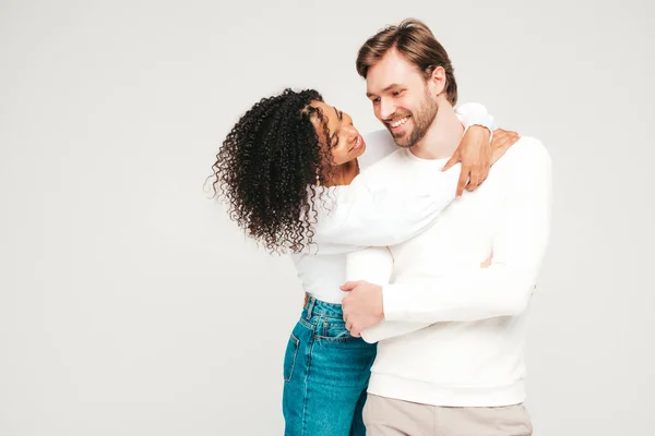 Sorrindo Mulher Bonita Seu Namorado Bonito Feliz Família Multirracial Alegre — Fotografia de Stock