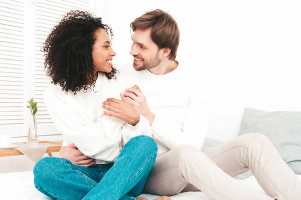 Sorrindo Mulher Bonita Seu Namorado Bonito Feliz Família Multirracial Alegre — Fotografia de Stock