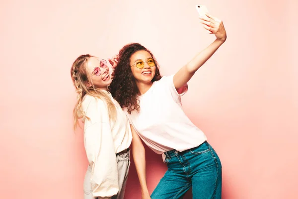 Two Young Beautiful Smiling International Hipster Female Trendy Summer Clothes — Stock Photo, Image
