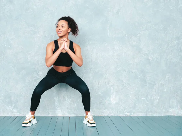 Fitness Sorrindo Mulher Negra Roupas Esportivas Com Afro Cachos Penteado — Fotografia de Stock