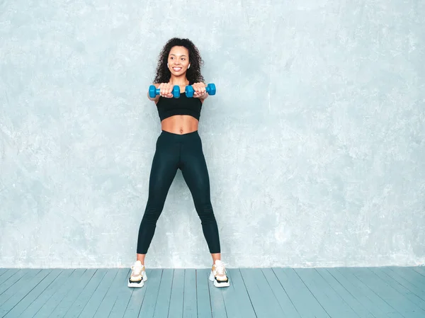 Fitness Sorrindo Mulher Negra Roupas Esportivas Com Cabelos Afro Cachos — Fotografia de Stock