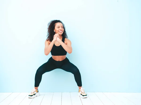 Fitness Sorrindo Mulher Negra Roupas Esportivas Com Afro Cachos Penteado — Fotografia de Stock