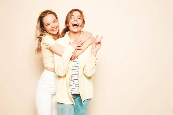 Two Young Beautiful Blond Smiling Hipster Female Trendy Summer Clothes — Stock Photo, Image