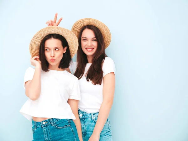 Duas Jovens Bonitas Mulheres Hipster Sorridentes Moda Mesma Camiseta Branca — Fotografia de Stock