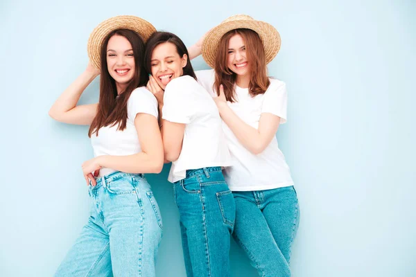 Trois Jeunes Filles Hipster Souriantes Shirt Blanc Tendance Vêtements Jeans — Photo