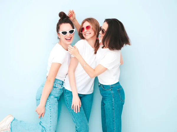 Trois Jeunes Filles Hipster Souriantes Shirt Blanc Tendance Vêtements Jeans — Photo