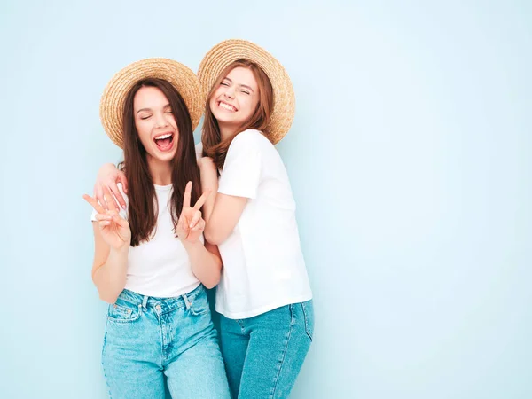 Dwie Młode Piękne Uśmiechnięte Hipsterki Modnej Letniej Białej Koszulce Jeansowej — Zdjęcie stockowe