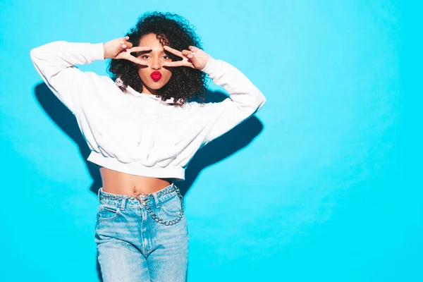 Hermosa Mujer Negra Con Peinado Afro Rizos Modelo Sonriente Ropa — Foto de Stock