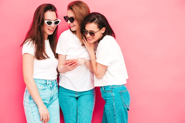 Tres Jóvenes Hermosas Hembras Hipster Sonrientes Moda Misma Camiseta Blanca —  Fotos de Stock