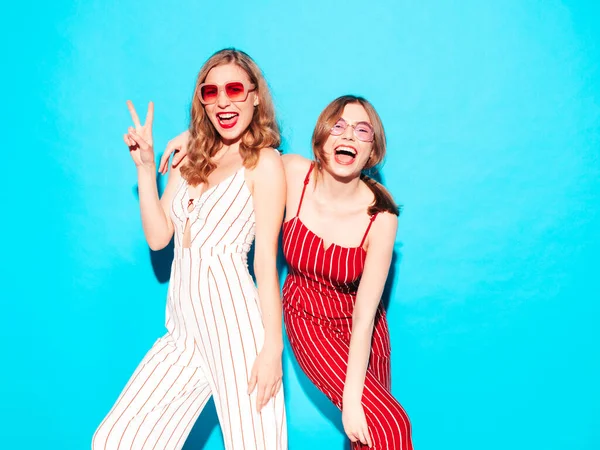 Två Unga Vackra Leende Hipster Hona Trendiga Sommar Overaller Kläder — Stockfoto