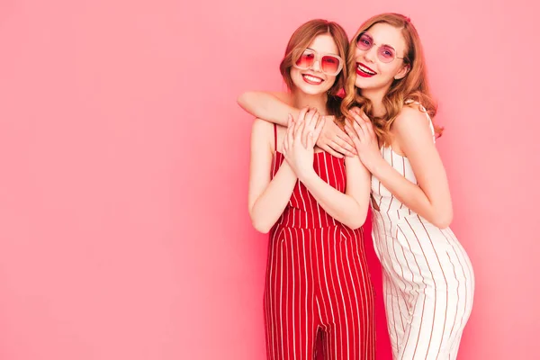 Två Unga Vackra Leende Hipster Hona Trendiga Sommar Overaller Kläder — Stockfoto