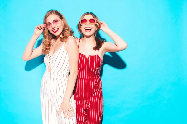 Dvě Mladé Krásné Usměvavé Hipsterky Módních Letních Kombinézách Sexy Bezstarostné — Stock fotografie