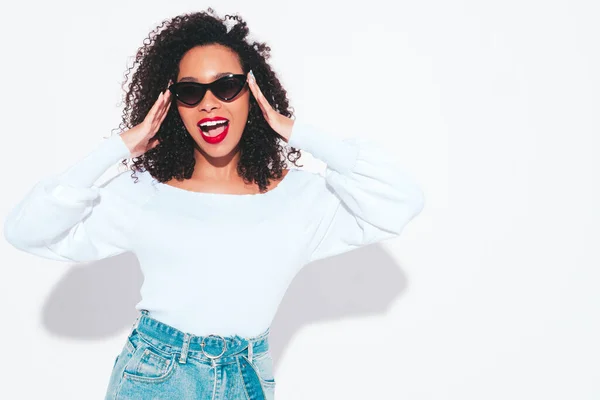 Belle Femme Noire Avec Des Boucles Afro Coiffure Modèle Souriant — Photo