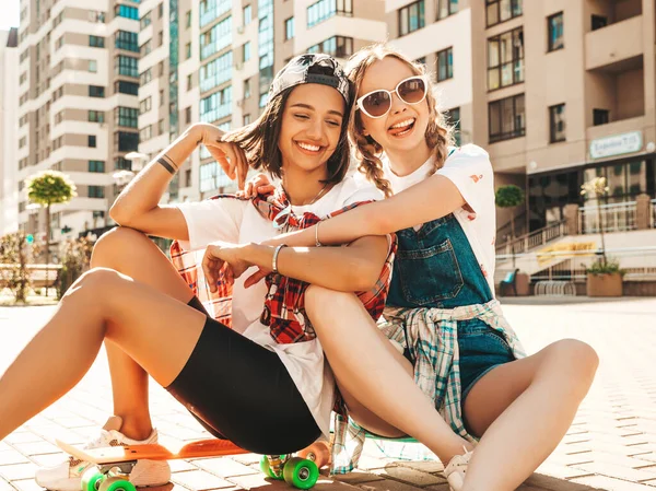 Dois Jovens Sorrindo Bela Fêmea Com Skates Coloridos Penny Mulheres — Fotografia de Stock