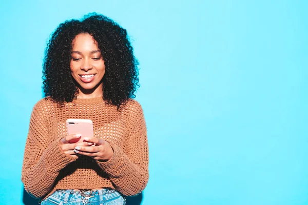 Bella Donna Nera Con Capelli Ricci Afro Modello Sorridente Abiti — Foto Stock