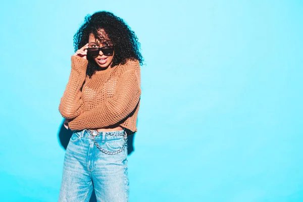 Mulher Preta Bonita Com Afro Cachos Penteado Modelo Sorridente Roupas — Fotografia de Stock