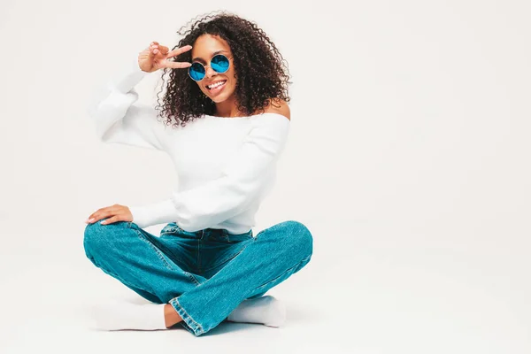 Mulher Preta Bonita Com Afro Cachos Penteado Modelo Sorridente Camisola — Fotografia de Stock