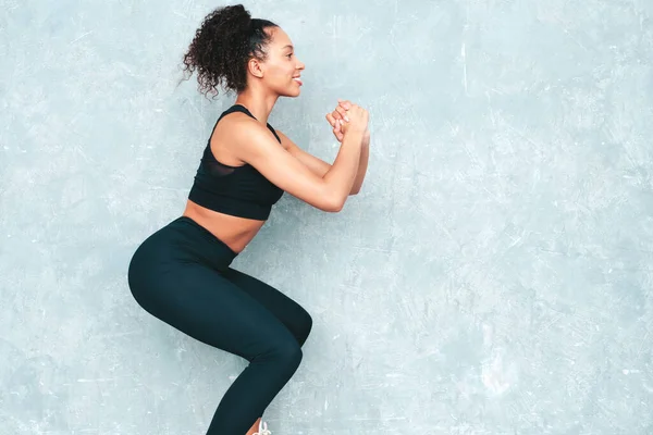 Fitness Sorrindo Mulher Negra Roupas Esportivas Com Afro Cachos Penteado — Fotografia de Stock