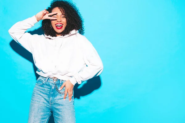 Mulher Preta Bonita Com Afro Cachos Penteado Modelo Sorridente Roupas — Fotografia de Stock