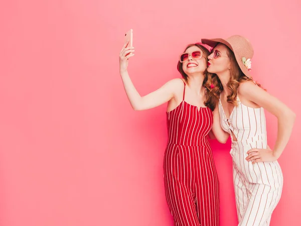 Dos Jóvenes Hermosas Hembras Hipster Sonrientes Ropa Monos Verano Moda —  Fotos de Stock